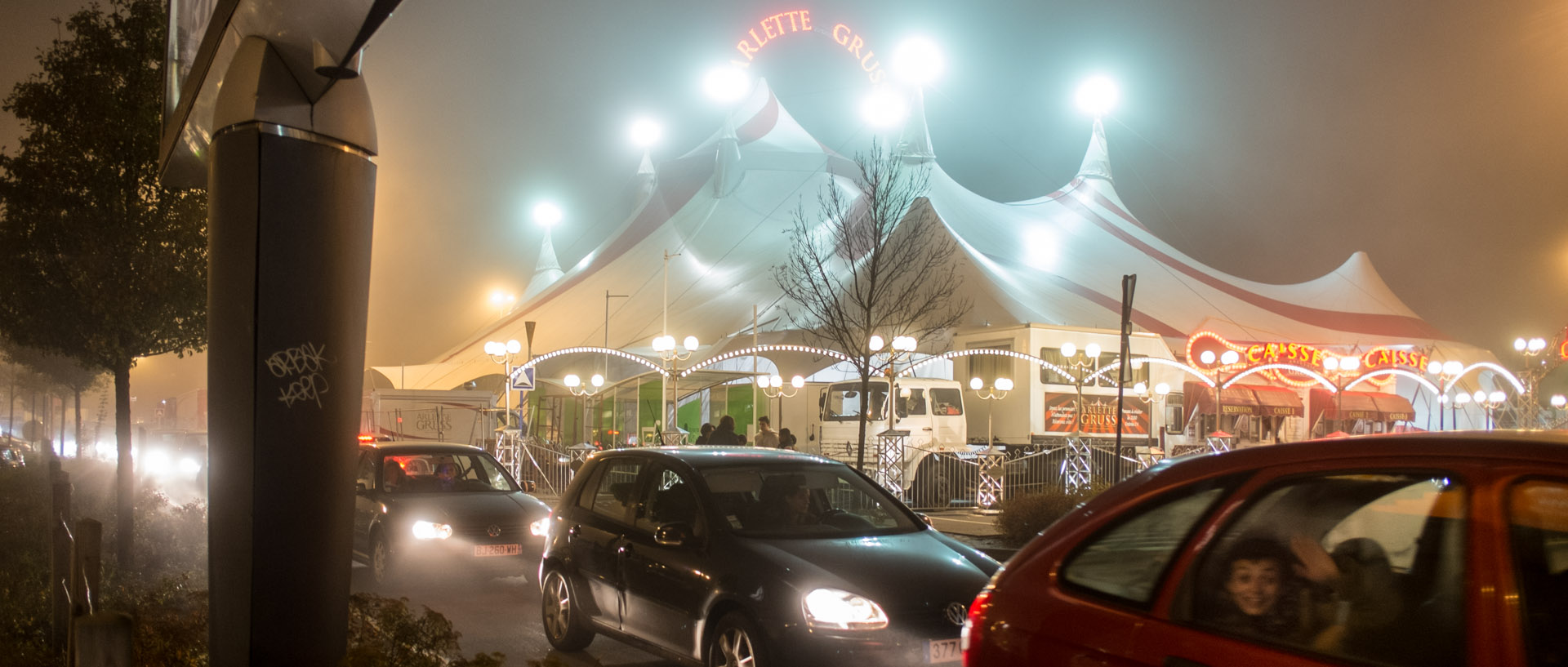 Samedi 16 novembre 2013, 20:04, cirque Arlette Gruss, parking d'un centre commercial, Wasquehal